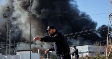 بالصور.. اندلاع حريق فى شركة للكيماويات بإسبانيا