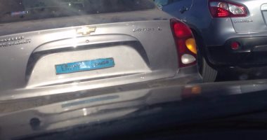 قارئ يرصد سيارة بدون لوحات معدنية على محور 26 يوليو