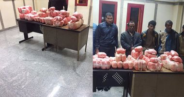 بالصور..تفاصيل إحباط محاولة تهريب نصف طن هيروين عبر المياه الإقليمية.. القوات البحرية تبادل المهربين إطلاق النار وتضبط 9 وتصيب آخر.. التحريات: الشحنة قادمة من اليمن.. والمتهمون القوا 400 كيلو منها فى البحر 