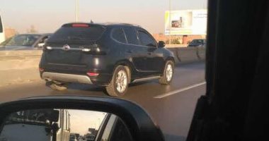 قارئ يرصد سيارة بدون لوحات معدنية وزجاج معتم على كوبرى 26 يوليو