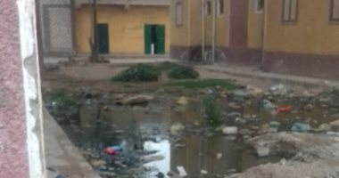 أهالى قرية بيت خلاف بسوهاج يستغيثون بعد غرق الشوارع فى مياه المجارى