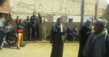 بالصور.. أهالى طوخ بالمنيا يطالبون بإنشاء كوبرى مؤقت بديلا للمعدية