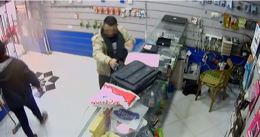 بالفيديو.. شاب ينتحل صفة مدرس ويسرق محل موبايلات بالحوامدية