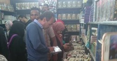 بالصور.. رئيس هيئة الكتاب يشن حملة مفاجئة على سور الأزبكية ويغلق كشكا