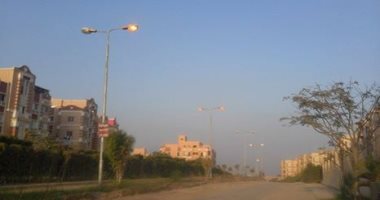 قارئ يرصد إنارة أعمدة كهرباء نهاراً فى الشيخ زايد 