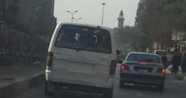 قارئ يرصد سيارة ميكروباص أجرة بدون أرقام على كوبرى حلمية الزيتون