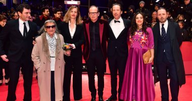 بالصور.. صناع فيلم الافتتاح على السجادة الحمراء لمهرجان برلين السينمائى