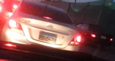 قارئ يرصد سيارة ملاكى مطموسة الأرقام على طريق الأوتوستراد بالمعادى