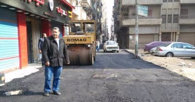 بالصور.. مركز الزقازيق يرصف محورا مروريا جديدا لفك الاختناق بشوارع المدينة