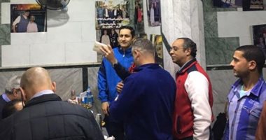 بالصور.. علاء مبارك يتناول العشاء فى أحد مطاعم السيدة زينب