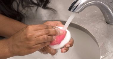 أغربها الميكروويف..4 طرق غريبة وغير مكلفة لتنظيف "البيوتى بلندر"