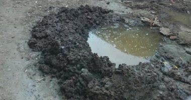 بالصور.. أهالى "قلما" بالقليوبية يشكون من طفح مياه المجارى أمام المدارس 