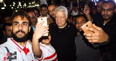 بالصور.. مرتضى منصور يشارك الجماهير فرحتهم داخل النادى