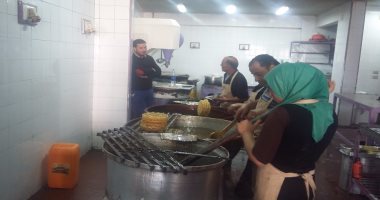 بالفيديو والصور.. تعرف على خطوات صناعة المشبك فى دمياط