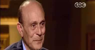 بالفيديو.. محمد صبحى باكيا: زوجتى صنعت 90% من فنى وشاركتنى رحلة 45 عاما