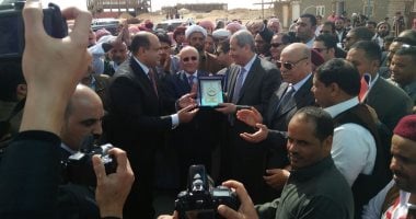 محافظ مطروح يهدى وزراء الكهرباء والتعليم والإنتاج الحربى درع المحافظة