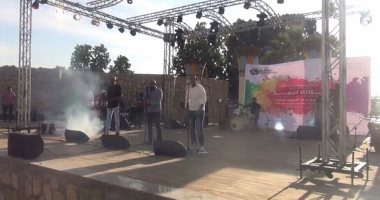 "بلاك تيما" يواصل عروض مهرجان أسوان بالألوان