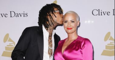 بالصور.. أمبر روز تثير الجدل فى حفل الـ"Pre-Grammy" بقبلة مثيرة