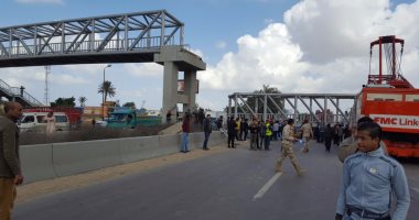 لهذه الأسباب تنهار كبارى المشاة فى مصر.. التعدى على الطرق أسفلها وغياب الرقابة ومرور سيارات النقل وظروف التشغيل وعدم الاهتمام بالصيانة.. وخبير: المسافة الفاصلة بين الكوبرى ومنسوب الطريق لا تقل عن 5.5 متر