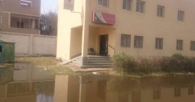 بالصور.. أهالى "أنشاص الرمل" بالشرقية يشكون من طفح مياه المجارى 