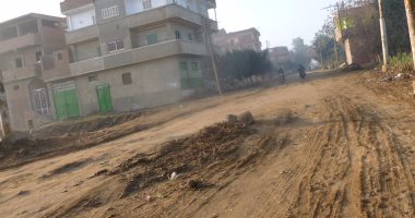 أهالى "شارع السوق" فى بشتيل  يطالبون برصف الطريق الرئيسى تجنبا للحوادث