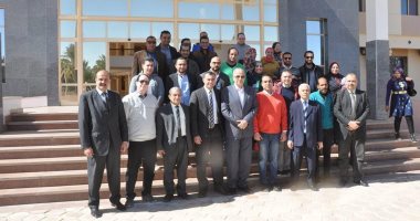 محافظ الوادي الجديد يكرم قافلة جامعة القاهرة الطبية لعلاجها 1905 مرضى