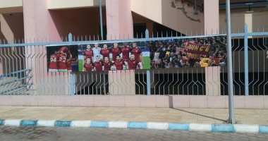 رفع صور منتخب مصر ونجوم العالم من أرضية استاد السويس تنفيذا لتعليمات الفيفا