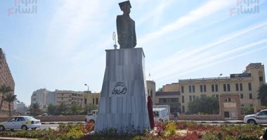 تشكيل لجنة لبحث أسباب سقوط تمثال العالم الراحل أحمد زويل بكفر الشيخ