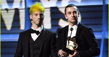 بالفيديو..فريق Twenty One Pilots يستلمون جائزة الجرامى بالملابس الداخلية   