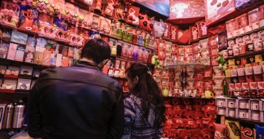 بالصور.. ورد ودباديب وقلوب فى احتفالات العالم بـ"عيد الحب"