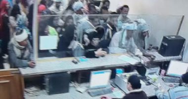 بالصور.. إقبال أهالى الصعيد على تحويل الدولار للجنيه بعد تراجع أسعاره