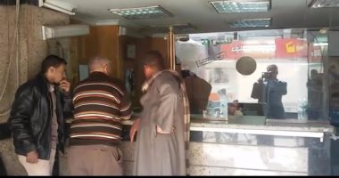 بالصور.. "الدولار طلع من تحت البلاطة" إقبال على البيع بشركات الصرافة بأسيوط