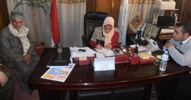 بالصور .. رئيس مدينة الحامول تنهى أزمة خوض تلاميذ بمياه مصرف للوصول لمدرستهم