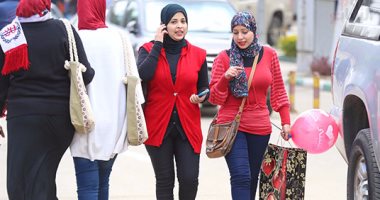 اللون الأحمر يسيطر على الجامعات فى احتفالات الفلانتين
