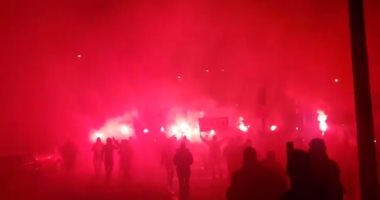 بالفيديو.. استقبال "عدائى" لنجوم برشلونة من ألتراس سان جيرمان