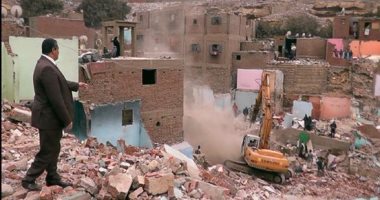 نائب محافظ القاهرة يتابع إخلاء الأماكن ذات الخطورة الداهمة بمنشأة ناصر