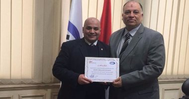 رئيس الشركة المصرية القابضة للمطارات يكرم موظفا لأمانته