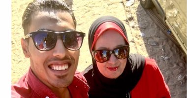 لأنها تستحق.. شاب يحتفل بوالدته فى عيد الحب 