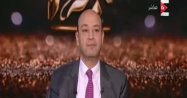 بالفيديو.. عمرو أديب يبيع 3 قمصان لـ"ميسى" بـ1.5 مليون جنيه لصالح مرضى فيروس سى