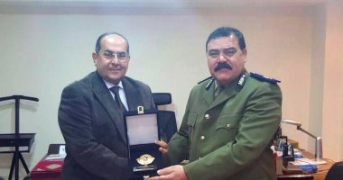 بالصور.. محافظ سوهاج يكرم نائب مدير الأمن بعد ترقيته مديرًا لأمن الدقهلية