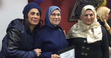 بالصور.. جامعة عين شمس تكرم صفاء الشرشابى لبلوغها سن المعاش