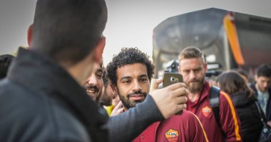 جماهير روما تستقبل محمد صلاح بـ"السيلفى" فى إسبانيا
