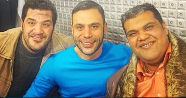 محمد إمام ينشر صورة تجمعه بأبطال "لمعى القط" على إنستجرام احتفالا بعيد الحب
