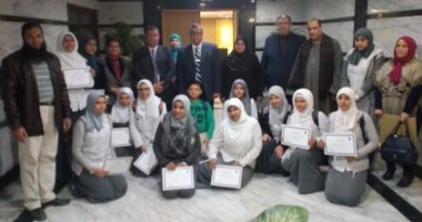 محافظ الفيوم يكرم عددا من الطالبات المتفوقات فى الابتكار والبحث العلمى