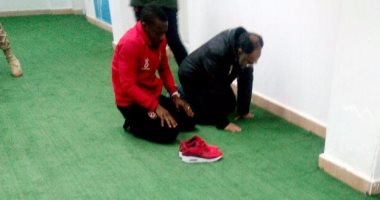 بالصور ..كوليبالى يؤدى صلاة العشاء مع طبيب الأهلي عقب مباراة الإسماعيلي