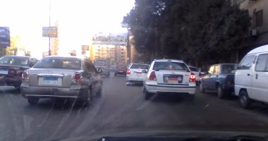 كثافات مرورية أعلى كوبرى 15 مايو بسبب انقلاب ميكروباص 