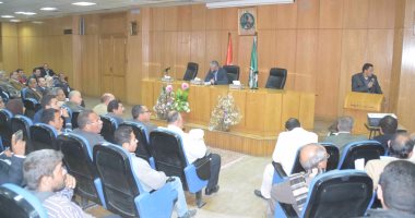 محافظ المنيا يناقش بروتوكول التعاون مع الجمعيات الأهلية لتطوير منظومة النظافة