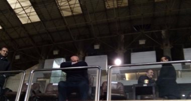 شاهد.. حزن عضو مجلس الزمالك بعد الخسارة أمام الإنتاج