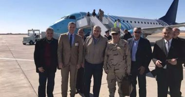 محلب وجمال الدين يغادران مرسى علم بعد جولة تفقدية بمناجم الذهب