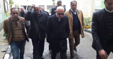 محافظ بورسعيد يعزل مديرى مدرستين من منصبهما ويغلق كافتيريا